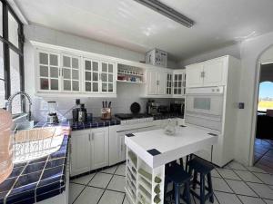 Virtuvė arba virtuvėlė apgyvendinimo įstaigoje Casa amplia con vista de altura