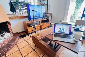 sala de estar con ordenador portátil y TV en Casa amplia con vista de altura en Toluca
