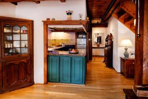 una cocina con una isla azul en una habitación en Pleta Ordino 51, Duplex rustico con chimenea, Ordino, zona Vallnord en Ordino