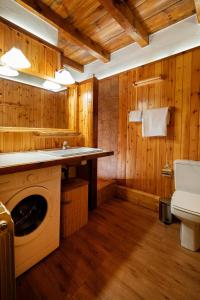 a bathroom with a sink and a washing machine at Pleta Ordino 51, Duplex rustico con chimenea, Ordino, zona Vallnord in Ordino