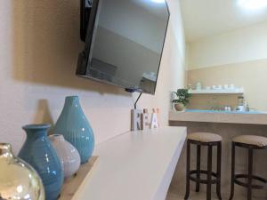 eine Küche mit einer weißen Theke mit zwei blauen Vasen in der Unterkunft Estudio Balandra cerca del aeropuerto SJD in San José del Cabo + 15 Fotos
