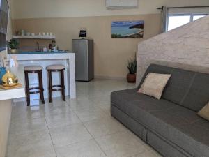 un soggiorno con divano e una cucina di Estudio Balandra cerca del aeropuerto SJD a San José del Cabo