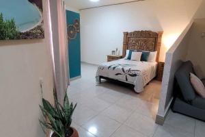 1 dormitorio con 1 cama y 1 sofá en Estudio Balandra cerca del aeropuerto SJD, en San José del Cabo