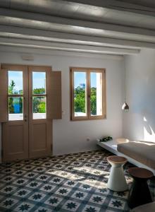 una camera con letto e pavimento blu e bianco di Milia Gi Suites a Pollonia