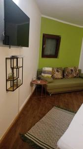 TV a/nebo společenská místnost v ubytování Apartmani Prgić