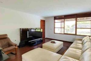 a living room with a couch and a tv at Moderna Casa de Lujo en La Molina in La Molina