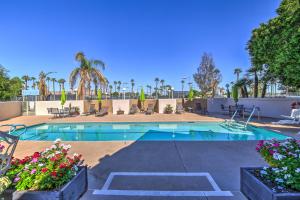 - une piscine dans un complexe avec des fleurs et des palmiers dans l'établissement Cathedral City Home with Private Pool - Near Golf, à Cathedral City