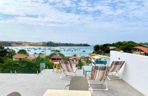 阿揚奎的住宿－Casa Lobster Bay，一个带椅子的庭院,享有水景