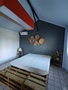 um quarto com uma cama grande em cima de paletes em Chácara 2 com Wi-Fi e churrasqueira em Holambra SP em Holambra