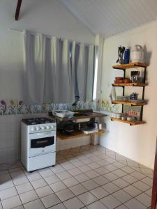 Una cocina o kitchenette en Chácara 2 com Wi-Fi e churrasqueira em Holambra SP