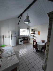 A cozinha ou kitchenette de Chácara 2 com Wi-Fi e churrasqueira em Holambra SP