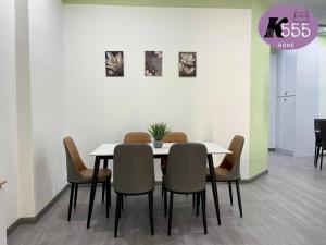 Un comedor con mesa y sillas en K555 Home Stay, en Kuala Terengganu 18 fotos más