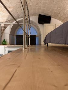 Habitación grande con suelo de madera en un edificio en L'Antica Dimora in Centro, en Bari