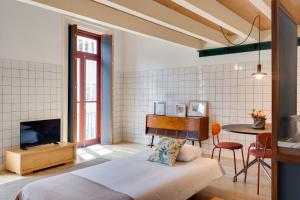 Uma televisão e/ou sistema de entretenimento em UMA Foyer 25 Apartments