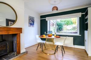 una sala da pranzo con tavolo, sedie e uno specchio di Manchester Serviced Accomodation NorthernNightzzz - The Bank a Manchester