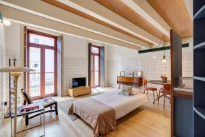 Uma cama ou camas num quarto em UMA Foyer 25 Apartments