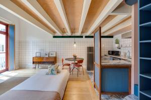 A cozinha ou kitchenette de UMA Foyer 25 Apartments