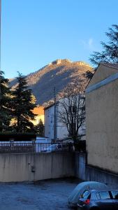 um carro estacionado num parque de estacionamento em frente a uma montanha em Grand studio confortable jusqu'à 4 personnes em Digne-Les-Bains