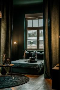 A bed or beds in a room at LLR Design Apartment - Emerald Green im Zentrum von Koblenz