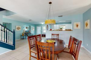 ein Esszimmer und eine Küche mit einem Tisch und Stühlen in der Unterkunft Beach House of IRB in Clearwater Beach