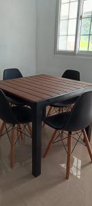 une table en bois entourée de quatre chaises dans l'établissement Casa Blanca, 