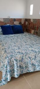 - une chambre dotée d'un lit avec une couverture bleue et blanche dans l'établissement Casa Blanca, 
