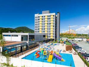 um hotel com piscina com parque aquático em Solar Pedra da Ilha em Penha