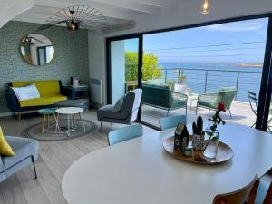 een woonkamer met uitzicht op de oceaan bij Maison grande terrasse magnifique vue sur l'Aber Wrac'h in Landéda