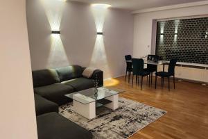 sala de estar con sofá y mesa en Hideaway Offenbach - 100qm Terrasse zum BBQ und relaxen, en Im Teller