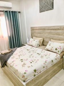 um quarto com uma cama grande com flores em Seckebe Immo et business DAKAR Suite 2 em Dakar