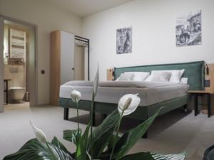 1 dormitorio con 1 cama y una maceta en Craft Inn - Boutique Hotel, en Sibiu