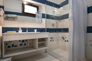 uma casa de banho com um lavatório e um chuveiro em Gigli Hotel Salento em Marina di Pescoluse