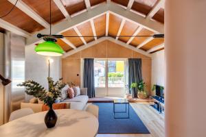 uma sala de estar com um sofá e uma mesa em UMA Foyer 25 Apartments no Porto