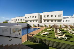 Bazén v ubytování Hotel Andalussia nebo v jeho okolí