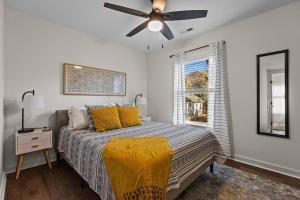 ダーラムにあるBrand New Stylish Home, Walking distance to NCCU!のベッドルーム1室(ベッド1台、シーリングファン付) +19枚の写真