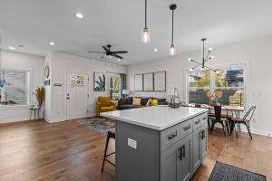 ダーラムにあるBrand New Stylish Home, Walking distance to NCCU!のソファとテーブルのあるキッチンとリビングルーム