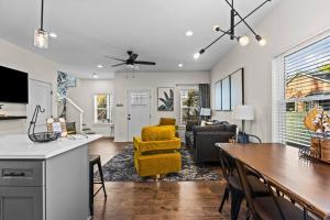 ダーラムにあるBrand New Stylish Home, Walking distance to NCCU!のテーブルと椅子のあるキッチンとリビングルーム