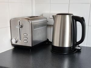 eine Kaffeekanne und ein Toaster auf der Theke in der Unterkunft Charming London Town Studio Flat, Tower Bridge in London