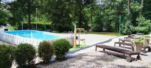 een zwembad met een speeltuin in een park bij Rezydencja Lawendowe Wzgórze in Zachełmie