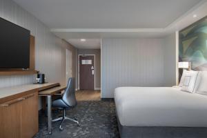 TV a/nebo společenská místnost v ubytování Courtyard by Marriott Nanaimo