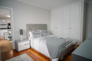 1 dormitorio blanco con 1 cama y 1 silla en casa são lourenço, en Caniçal