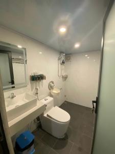 uma casa de banho com um WC branco e um lavatório. em PAL coffee & homestay em Vung Tau