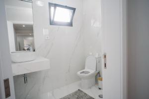 Baño blanco con lavabo y aseo en casa são lourenço, en Caniçal