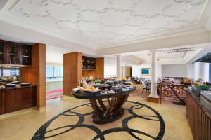 un gran vestíbulo con una mesa con comida. en The Ritz-Carlton Jakarta, Mega Kuningan en Yakarta
