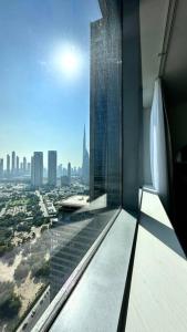 una ventana en un edificio con vistas a la ciudad en Amazing Modern Spacious Studio at Sky Gardens DIFC, en Dubái