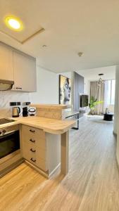 uma cozinha com bancada num quarto em Amazing Modern Spacious Studio at Sky Gardens DIFC em Dubai