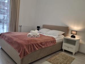 um quarto com uma cama com duas toalhas em LAGUNA Apartament z Słoneczny z ogrodem em Polanica-Zdrój