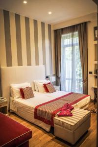 um quarto com 2 camas e uma grande janela em Hotel Tigullio Et De Milan em Santa Margherita Ligure