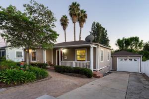 una casa con garaje y palmeras en Casa Serena - Peaceful Family Retreat, en La Mesa