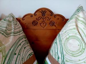 سونهوف في رادستادت: وجود مزهرية خشبية للجلوس بجانب وسادتين